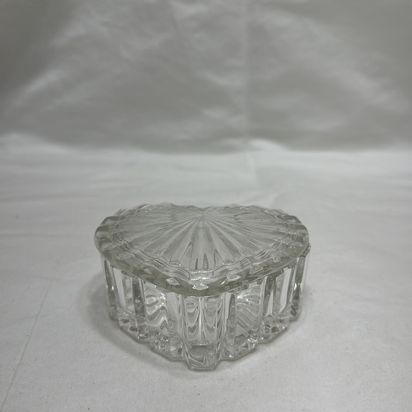 Heart shaped glass jewelry box - Picture 2 of 8